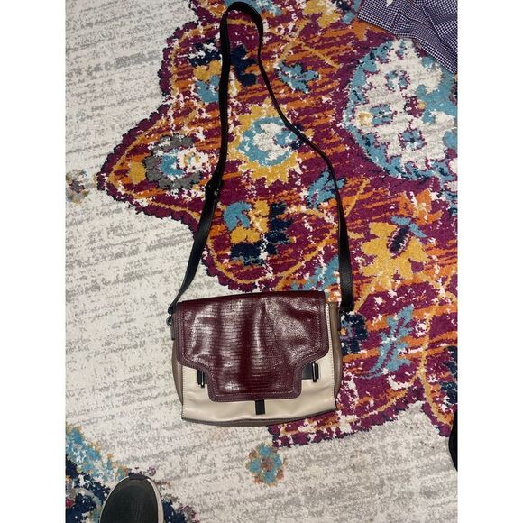 Stylish‎ Crossbody Bag with Vibrant Floral Pattern - Picture 1 of 5